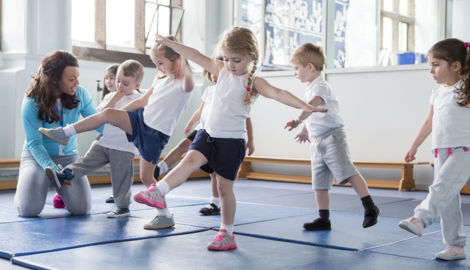 Bambini impegnati in un percorso di ginnastica gioco